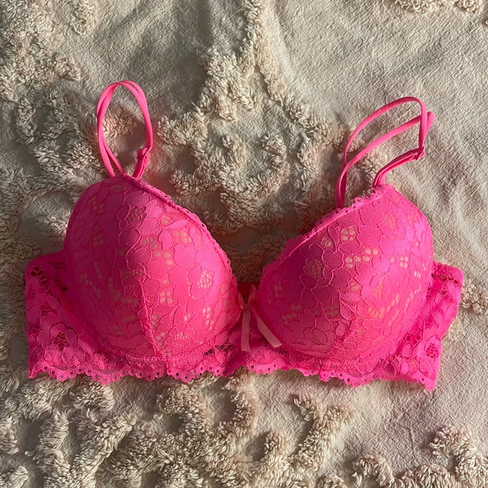 32C Neon Pink 💕 Sexy Lace Bra